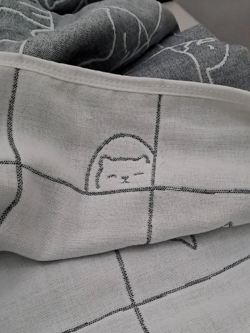 Cozy Cat Grid Blanket Reversible - Gray/White